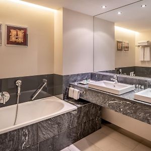 Sky Suite city view & ETAGE7 access
